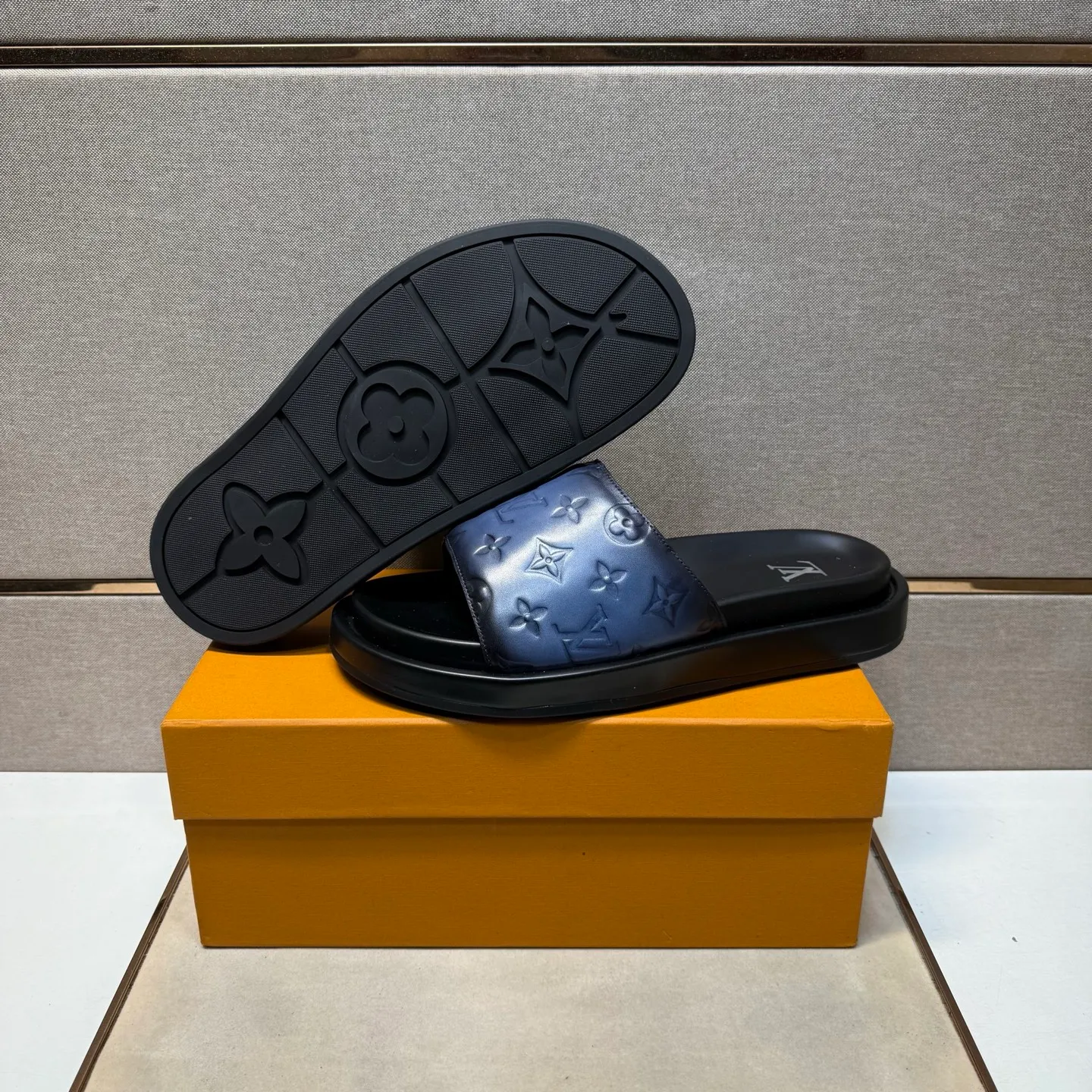 ⬛️Men's shoes 💰p400 [LV～] Men's casual slippers 2025z cabinet sales simultaneously 🔶Size: 39-44#️⃣ 🔷4 colors🔜The upper is made of cowhide stitching➕Genuine leather lining, comfortable and breathable, sole: original comfortable and wear-resistant outsole, ⚠️Real 📱Photographed🎬The real thing is better📢📢📢